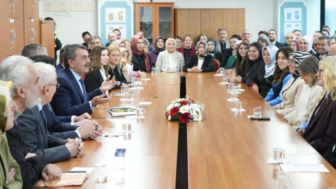 2025 YILI ÖĞRETMENLİK MESLEĞİ KARİYER BASAMAKLARI KILAVUZU YAYIMLANDI